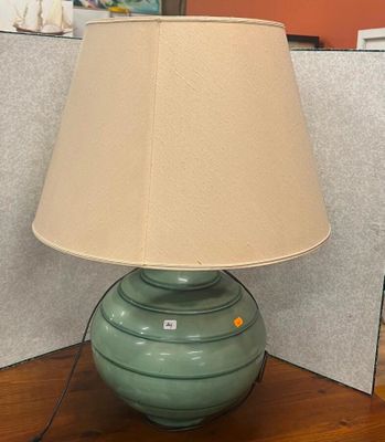 une lampe posée sur une table dans une pièce