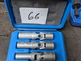 une mallette bleue contenant six outils, posée sur une table
