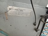 une photo d'une machine sur laquelle est apposée une étiquette