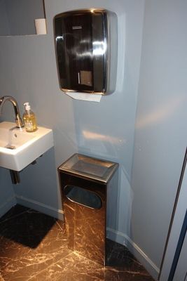 SUR DESIGNATION : Un distributeur à essuie-main et une poube…