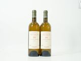 deux bouteilles de vin posées l'une à côté de l'autre sur une table