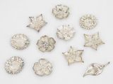 plusieurs pièces d'argent sont disposées en cercle sur une surface blanche