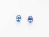 une paire de boucles d'oreilles en saphir bleu et diamants sur fond blanc