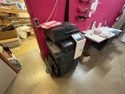 une imprimante posée sur une table dans une pièce