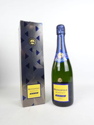 La bouteille de champagne se trouve à côté d'un carton.