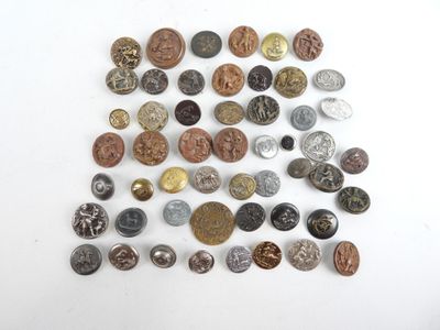 de nombreux types de pièces différents sur une surface blanche