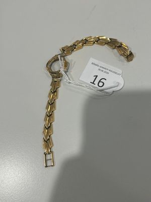 Gros plan sur un bracelet en or portant une étiquette
