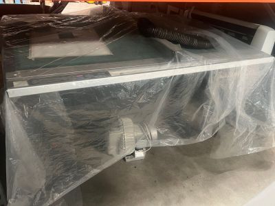 un micro-ondes posé dans un sac en plastique sur le plan de travail