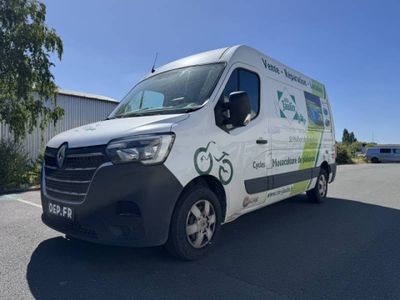 la camionnette blanche est garée sur le parking à côté du bâtiment
