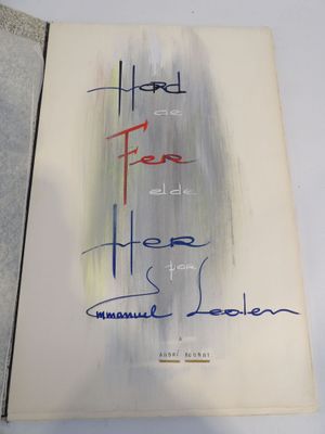 un livre ouvert sur lequel figure une photo de l'écriture d'une personne