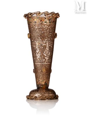 un vase posé sur une surface blanche