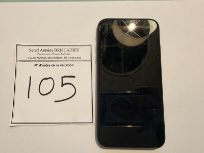un téléphone portable posé sur une table, avec une étiquette de prix accrochée dessus