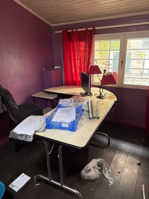 une pièce avec un bureau et une chaise