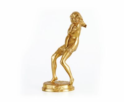 une image représentant une statue en or d'une femme posée sur un socle en marbre