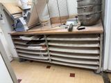 une grande marmite en métal posée sur une table en bois