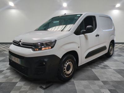 la camionnette blanche est garée sur un sol carrelé en damier