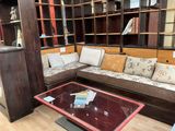 un canapé et une table basse dans une pièce