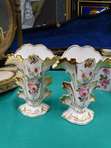 Deux vases cornet en porcelaine peinte de fleurs