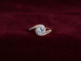 un gros plan d'une bague en diamant posée sur une surface en velours