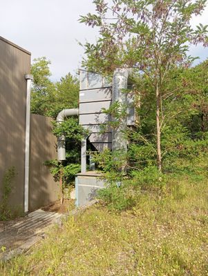 un bâtiment situé au milieu d'un champ