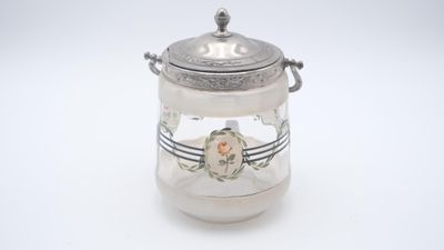un bocal en verre ancien plaqué argent, orné d'un motif floral sur le couvercle