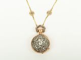 un collier en or et diamants, orné d'un pendentif rond suspendu à une chaîne