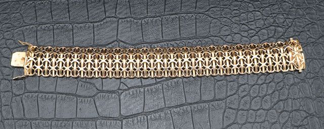 Bracelet manchette articulé en or 18 carats 750 millièmes. L : 19...