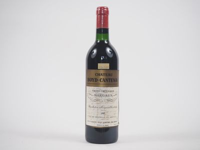 une bouteille de vin rouge posée sur une table blanche