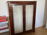 une armoire en bois surmontée d'un miroir