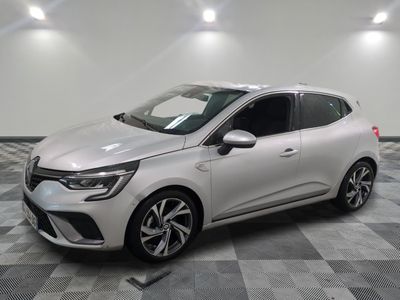 une voiture blanche est garée dans une pièce au sol à carreaux