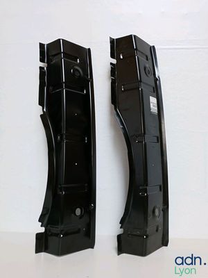 une paire de garde-boue en plastique noir pour une voiture, sur fond blanc
