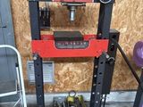 la photo d'une machine qui se trouve dans un garage