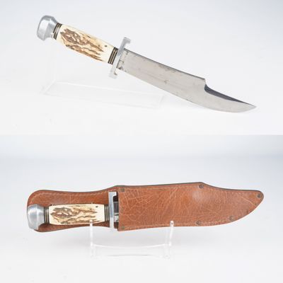 un couteau posé sur un étui en cuir