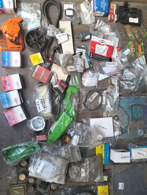 tout un tas d'objets divers éparpillés par terre