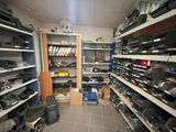 une pièce remplie de nombreux appareils électroniques