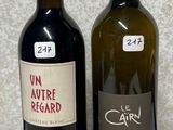 deux bouteilles de vin posées l'une à côté de l'autre sur un comptoir
