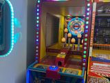 deux bornes d'arcade dans une pièce éclairée
