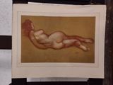 une photo d'une femme nue allongée sur une chaise