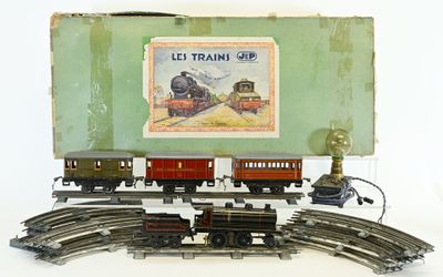 un petit train sur les rails, avec une boîte posée dessus