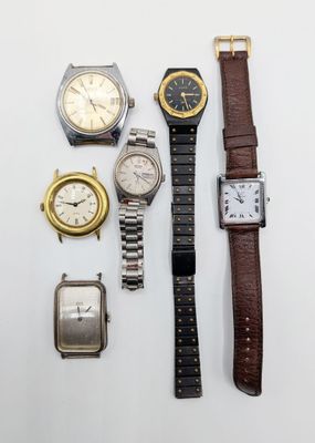 plusieurs types de montres sont présentés sur une surface blanche