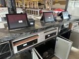 deux ordinateurs portables posés sur un comptoir dans un magasin