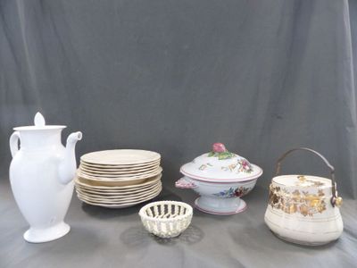 beaucoup d'assiettes et de vases sur une table