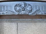 un dessin sur le côté d'un banc sur le trottoir