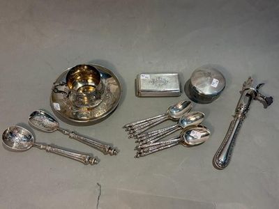 beaucoup de cuillères en argent et d'autres couverts en argent sur la table