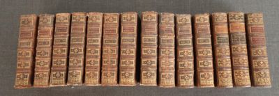 plusieurs vieux livres empilés sur une table