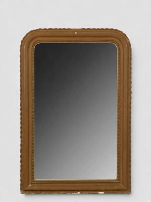 une image représentant un miroir accroché à un mur blanc, dans un cadre en bois