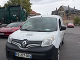une camionnette blanche garée dans un parking
