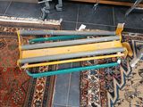 un banc jaune et vert posé sur un tapis au sol
