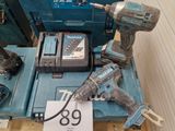 deux outils électriques posés sur une boîte