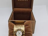 montre Gucci dans un coffret orné d'un nœud papillon